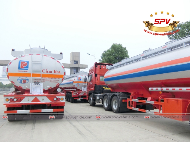 Back view of Dongfeng Kinland semi-trailer fuel truck
